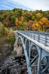 Fototapeta na wymiar bridge in autumn