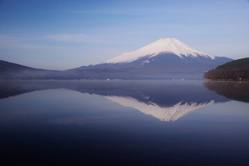 Fototapeta premium 山中湖より望む富士山