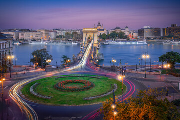 Vue aérienne du trafic au rond-point de la place Clark Adam avec le pont à chaînes Széchenyi et le Danube - Budapest, Hongrie