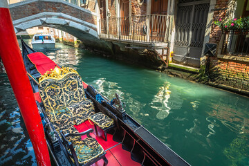 Sierlijke gondel in vreedzame kanaalhoek op zonnige dag, Venetië, Italië