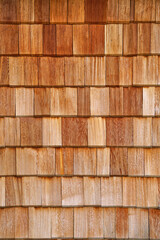 Reihe neuer brauner Schindeln einer Holz Fassade