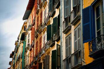 Obraz premium facades d'une rue de bayonne
