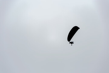 Silueta de parapente en el cielo 