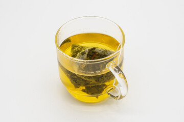 ティーパックの緑茶（ガラスカップ・白背景）