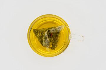 ティーパックの緑茶（ガラスカップ・白背景）