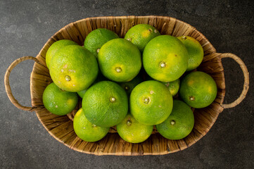 かごに入ったカボス（石目の背景）