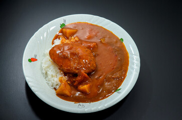 レトルトカレーにハンバーグをのせてみた