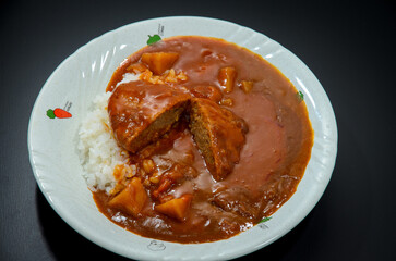 レトルトカレーにハンバーグをのせてみた