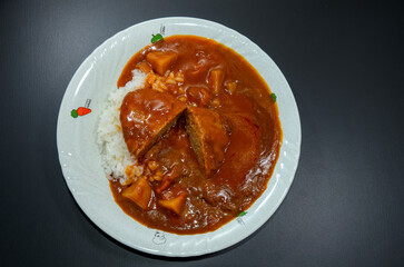 レトルトカレーにハンバーグをのせてみた