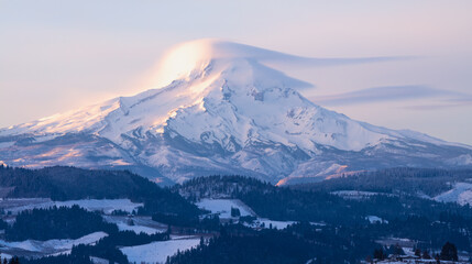 Fototapeta na wymiar Mount Hood covered in snow 
