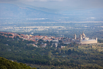 Fototapeta premium views of The Royal Seat of San Lorenzo de El Escorial from the port of the green cross