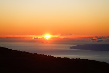 Fototapeta na wymiar Sunset over ocean