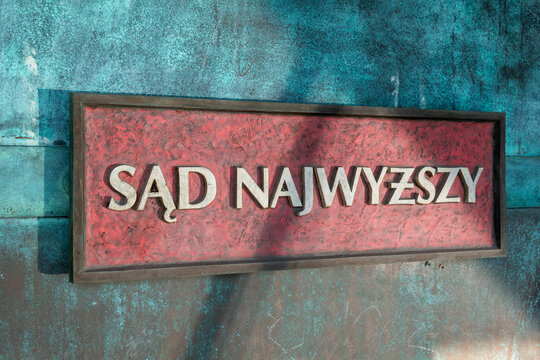 Warszawa, Polska, 18 sierpnia 2022 - Sąd Najwyższy, tablica przy wejściu