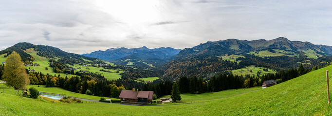 Herbstliches Panorama bei Sibratsgfäll in der Region Bregenzerwald 