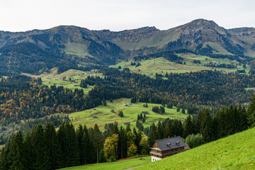 Fototapeta na wymiar Die Region Bregenzerwald bei Sibratsgfäll an einem herbstlichen Vormittag 