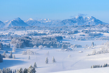 Romantische Winterlandschaft im Alpenvorland bei Halblech im Allgäu