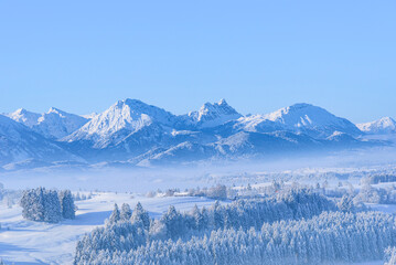 Fototapeta na wymiar Imposante Gebirgskette im Ostallgäu an einem eisigen Wintermorgen mit frischem Neuschnee