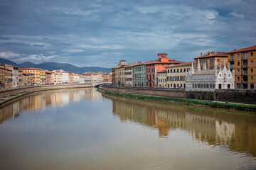 Fototapeta na wymiar Rio Arno - Pisa