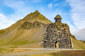 Prachtig uitzicht op het Saga-monument in Arnarstapi, IJsland