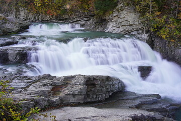 紅葉している葉っぱとダイナミックな芦別の三段の滝