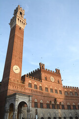 Obraz premium Piazza del Campo is the shell-shaped square where the Palio di Siena takes place. The Palazzo Pubblico and the Torre del Mangia dominate the square towards the Duomo.