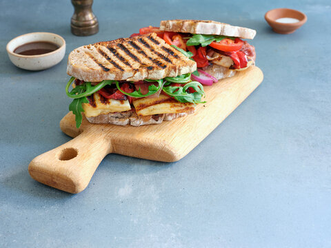 Sandwich with sourdough bread and grilled halloumi cheese