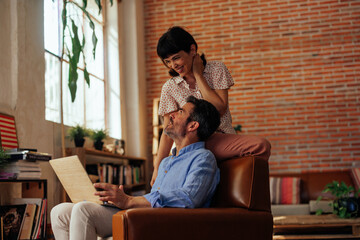 Obraz premium Middle aged couple using laptop at home
