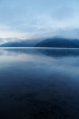 朝靄が降りた早朝の芦ノ湖