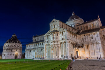 Naklejka premium Pisa, Italy, 14 April 2022: Cathedral and Baptistery by night