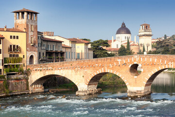 Fototapeta na wymiar Verona. Ponte Pietra sul fiume Adige verso San Giorgio in Braida.
