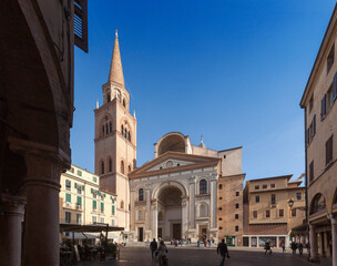 Mantova. Basilica rinascimentale di Sant'Andrea con Campanile. Facciata di Leon Battista Alberti - obrazy, fototapety, plakaty