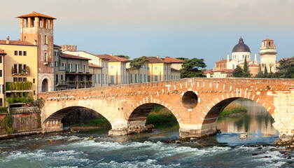Fototapeta premium Verona. Ponte Pietra sul fiume Adige