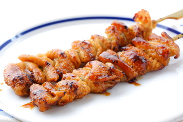 炭火焼にした焼き鳥をタレで（とり皮）