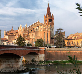 Verona. Chiesa di San Fermo Maggiore con ponte sul fiume Adige