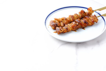 炭火焼にした焼き鳥をタレで（とり皮）