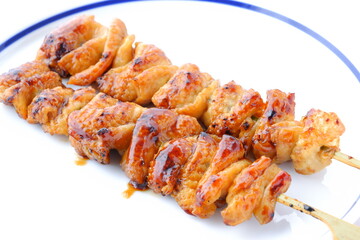 炭火焼にした焼き鳥をタレで（とり皮）