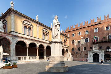 Fototapeta na wymiar Verona. Loggia del Consiglio e Palazzo del Podestà - Piazza dei Signori o Piazza Dante con monumento