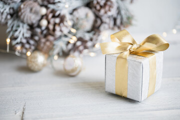 クリスマスプレゼント　ギフト　白　金　冬　飾り