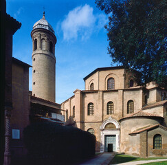 Fototapeta na wymiar Ravenna. Ingresso della Basilica di San Vitale con campanile cilindrico