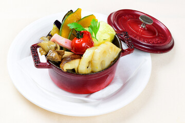 秋野菜とベーコンのココット鍋