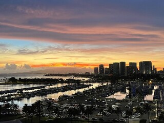 Fototapeta premium Golden Sunset over Hawaii Honolulu Harbour