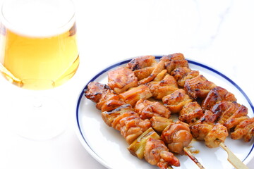 炭火焼の焼き鳥（タレ）をつまみにビールを飲む