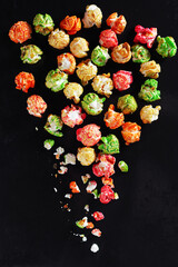 Colored caramelized popcorn