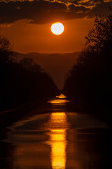 Couché de soleil sur le Canal de Colmar vu depuis Artzenheim, Alsace, France