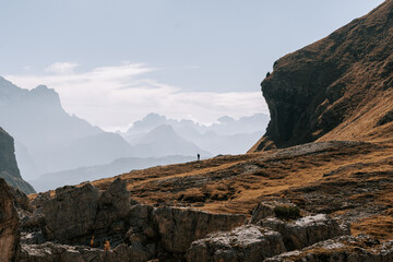 Die Belluner Dolomiten am Passo Giau. Wunderschöner Blick aus der Luft auf den Monte Pelmo im Herbst. Drohnenflug Dolomiten 3