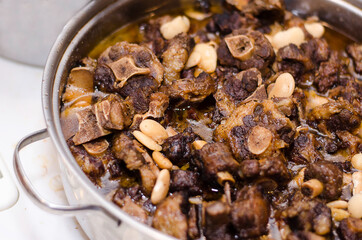 A pot of oxtails 