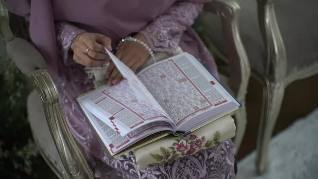 people reading the quran while sitting