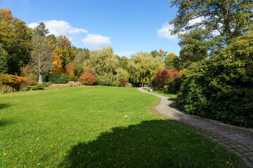 Fototapeta na wymiar Beautiful autumn day in the park in the sunshine