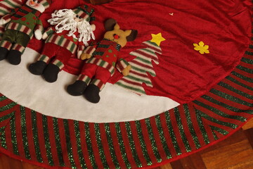 Mu&ntilde;ecos navide&ntilde;os hecho de tela decorados con motivos de navidad