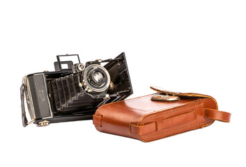 Appareil photo ancien à soufflet et sa sacoche en cuir en packshot sur fond blanc